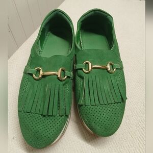 crown & ivy beige sole sneaker with green insole
